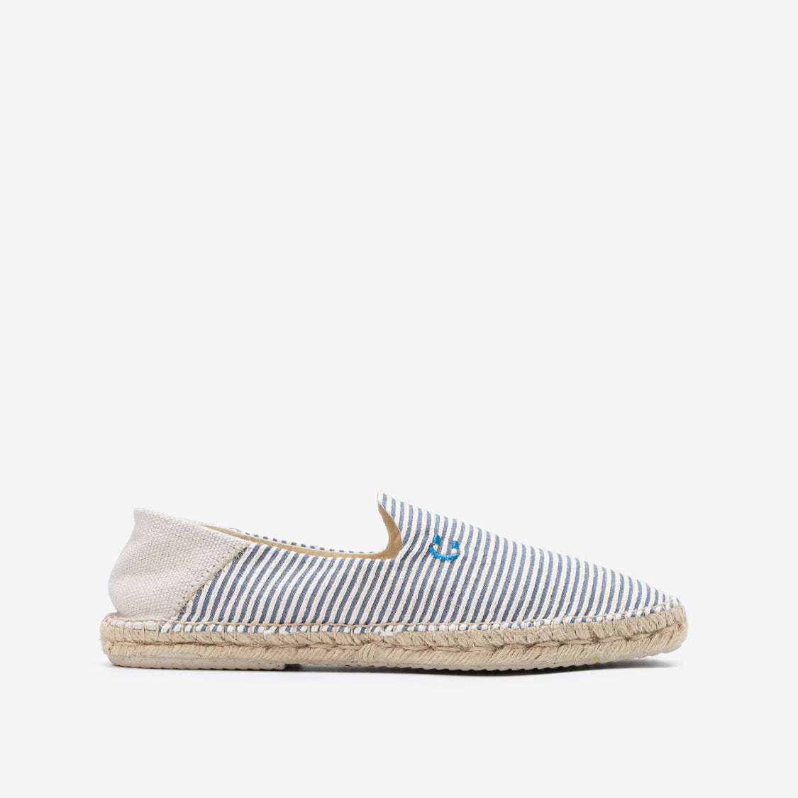Vista lateral de las alpargatas para hombre Benicasim Vigore de MYBARKS, un calzado artesanal hecho en España con diseño mediterráneo. Su silueta estilizada y suela de yute natural ofrecen comodidad y elegancia.
